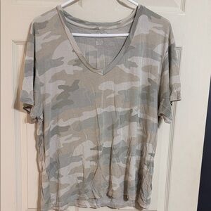 American Eagle Outfitters Beige & Gray Camo V-Neck Tee